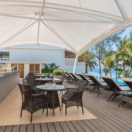 Henann Palm Beach Resort Balabag  Экстерьер фото Pool Bar