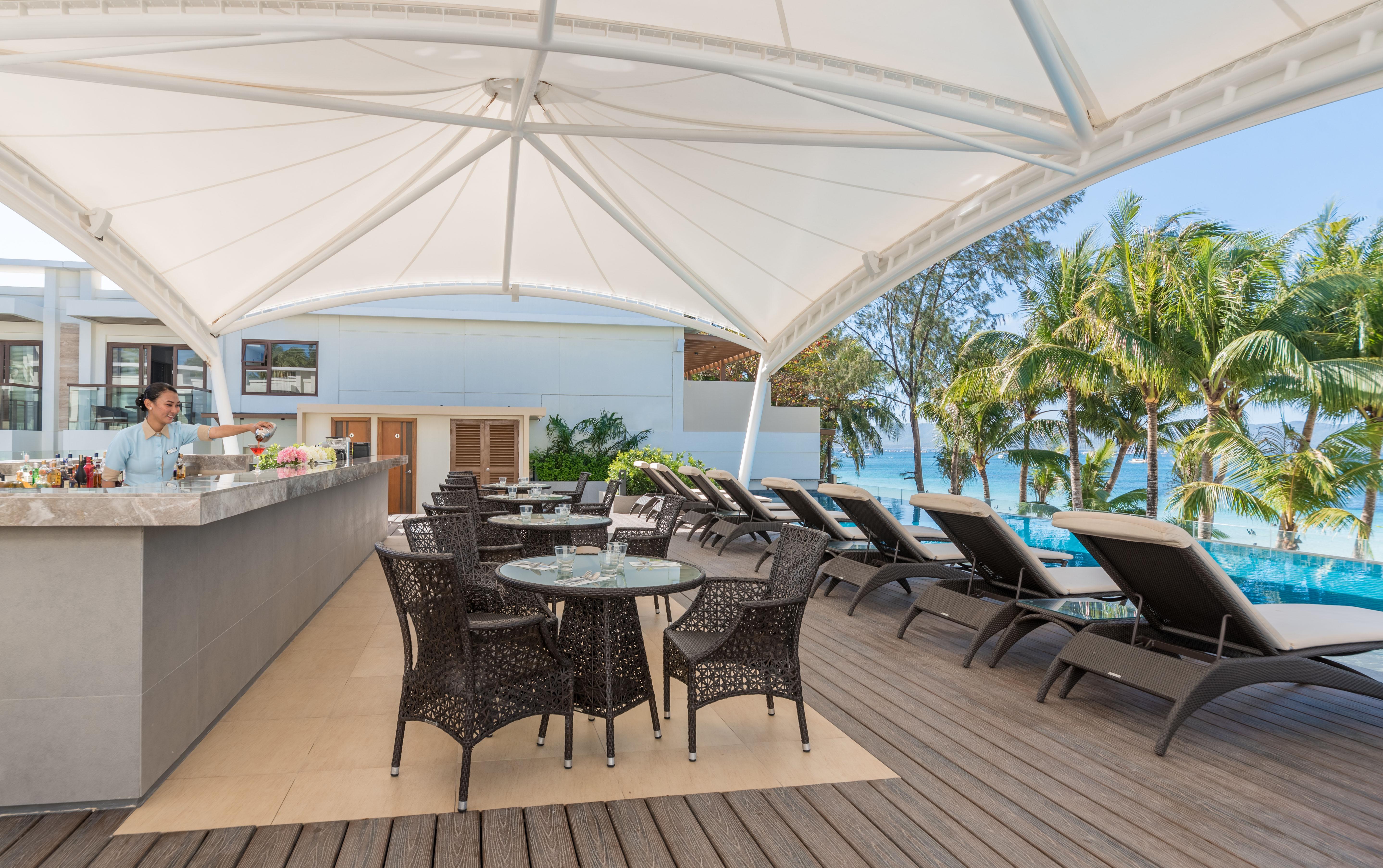 Henann Palm Beach Resort Balabag  Экстерьер фото Pool Bar