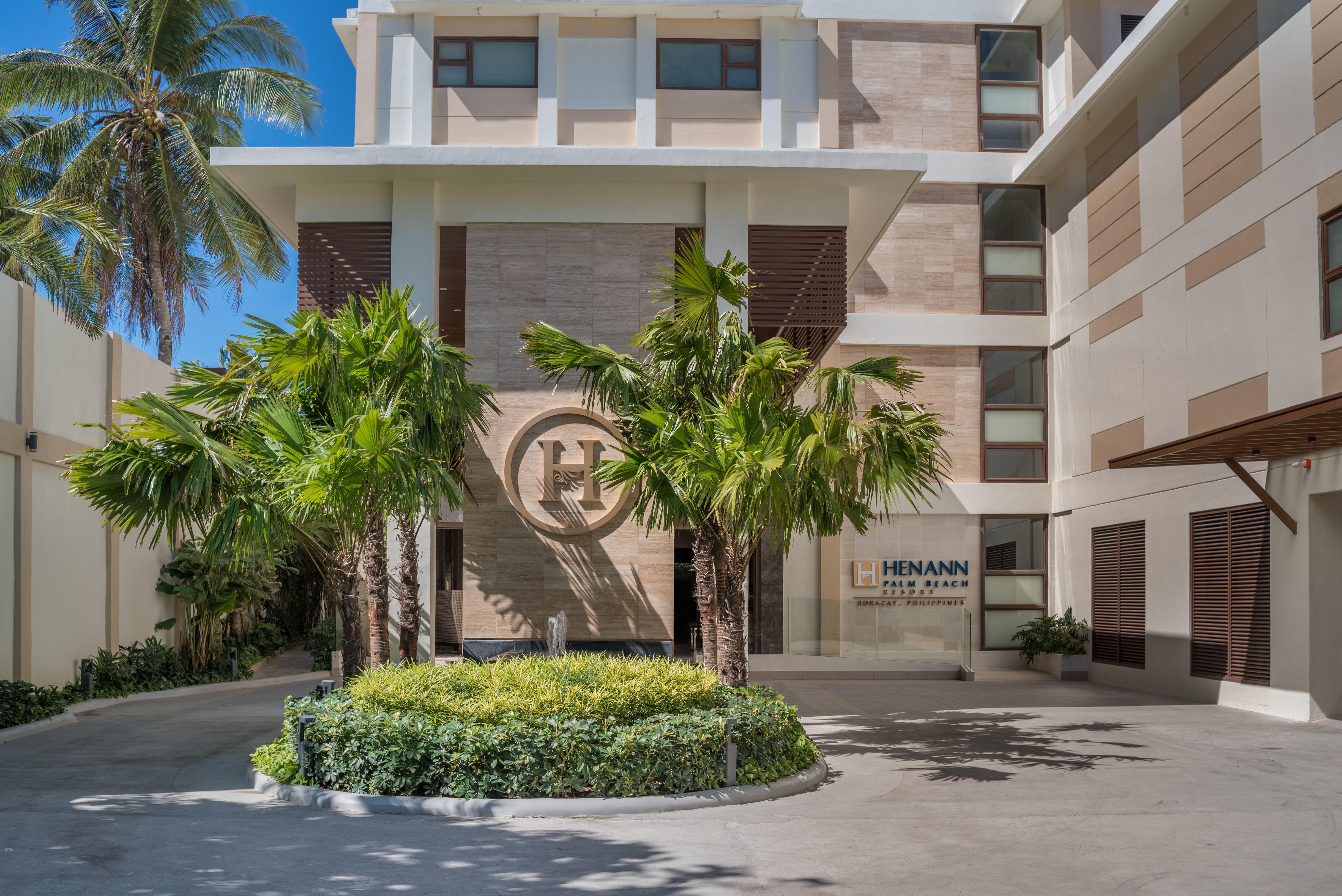 Henann Palm Beach Resort Balabag  Экстерьер фото Entrance of the hotel