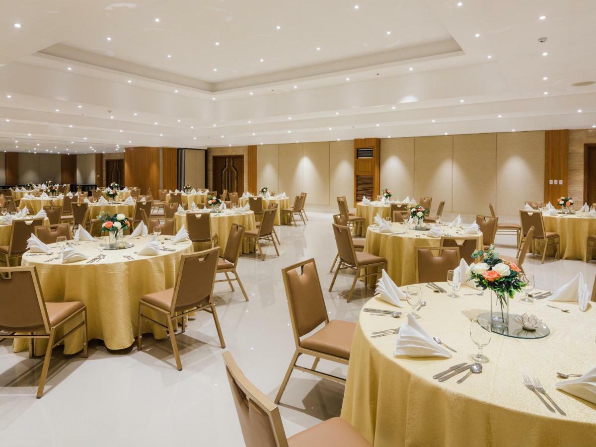 Henann Palm Beach Resort Balabag  Экстерьер фото The ballroom